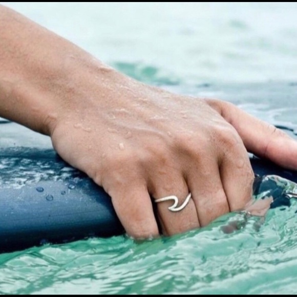 🚨 3/$15 Silver Wave Ring - Picture 4 of 5